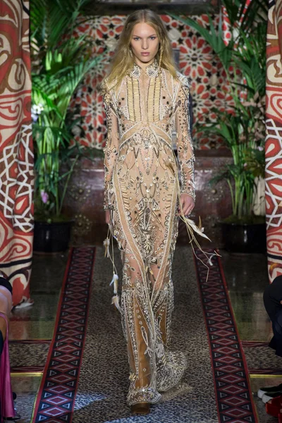 Look 16